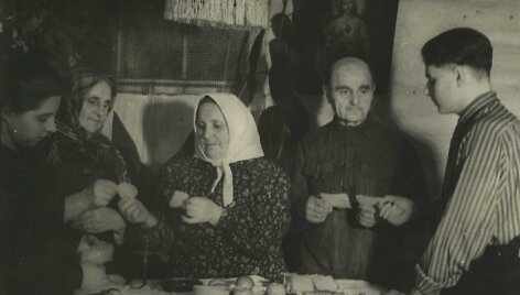 Lietuviai tremtiniai &scaron;v. Kūčių vakarienės metu laužia kalėdaičius. Verchnije Talcai, Buriat-Mongolijos ASSR, 1954 m. 