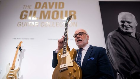 Davido Gilmouro gitarų kolekcijos aukciono akimirka 