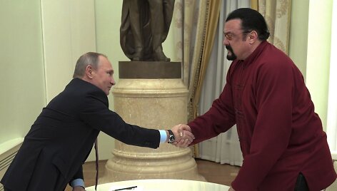 Vladimiras Putinas sveikina Steveną Seagalą