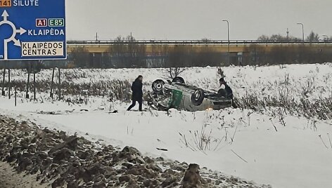 Ties Jakų žiedu penktadienį po susidūrimo ant stogo vertėsi &bdquo;Bolt&ldquo; automobilis.