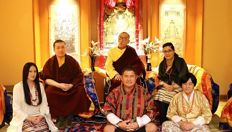 Thaye Dorje (kairėje) su nuotaka ir jos bei savo tėvais
