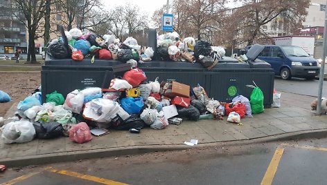 Konteineriai Antakalnio g. 80 trečiadienio rytą