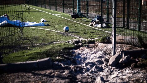 Ukrainos mokyklos stadione sprogo artilerijos sviedinys 