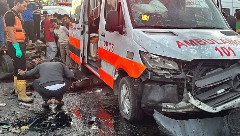 Sprogimo suniokotas greitosios pagalbos automobilis Gazoje