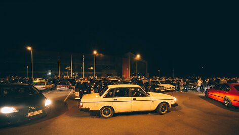 Naktinio automobilių gerbėjų pasivažinėjimo akimirka