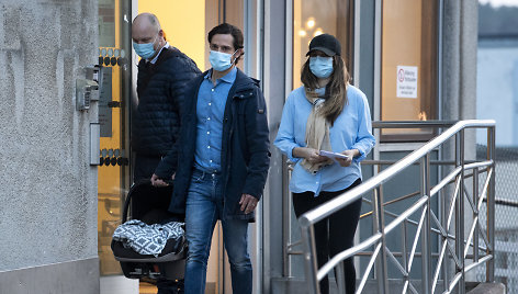 Švedijos princas Carlas Philipas ir Švedijos princesė Sofia su kūdikiu palieka ligoninę