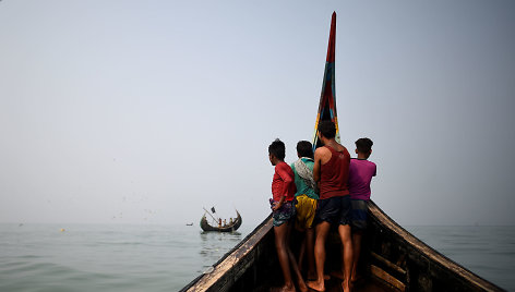 Rohinjų pabėgėliai žvejų laive netoli Bangladešo krantų