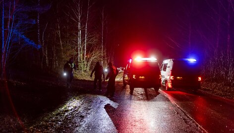Policijos stabdomas BMW nestojo &ndash; nulėkė nuo kelio ir trenkėsi į medį: žuvo jaunas vairuotojas