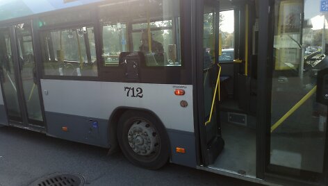 Vilniuje, Konstitucijos pr. susidūrė lengvasis automobilis ir autobusas