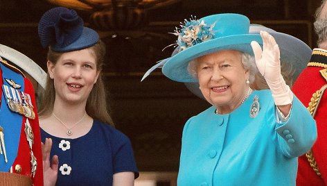 Ledi Louise Windsor ir karalienė Elizabeth II