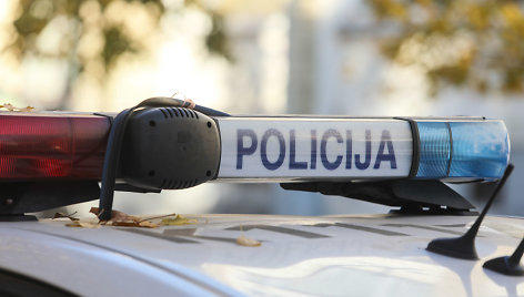 Automobiliai prie policijos komisariato