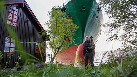 Norvegijoje giganti&scaron;kas laivas vos neįsirėžė į namą  / JAN LANGHAUG / AFP
