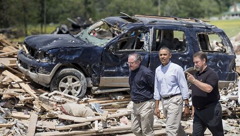 Barackas Obama lankėsi tornado nusiaubtame Vilonijos mieste.