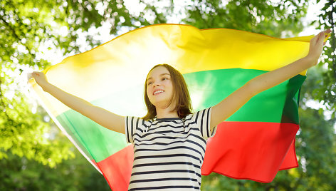 Mergaitė laiko Lietuvos vėliavą
