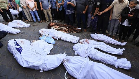 &bdquo;Al-Jazeera&ldquo; korespondentas Waelis Al-Dahdouh rengiasi laidoti savo &scaron;eimą Gazoje