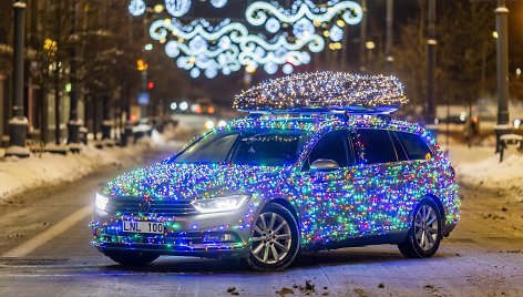 Vilnietis Kalėdoms šventiškai papuošė savo automobilį „Volkswagen Passat“
