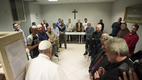 Popiežius aplankė naują Vatikano benamių prieglaudą