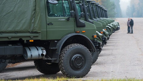 Lietuvos kariuomenę pasiekė 21 Vokietijos gamintojo &bdquo;Daimler AG&ldquo; sunkvežimis UNIMOG U5000