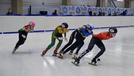 Gabija Astrauskaitė (antra i&scaron; kairės)