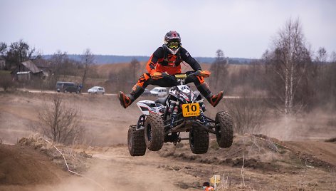 Vievyje, Crazy Ferma trasoje startavo 2-asis Lietuvos motociklų Cross Country čempionato etapas 