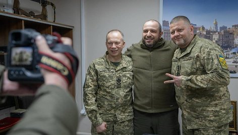 Ukrainos sausumos pajėgų vadas Oleksandras Syrskis, gynybos ministras Rustemas Umerovas ir pajėgų vyriausiasis vadas Valerijus Zalužnas