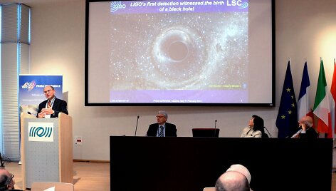 Mokslininkai pirmąkart užfiksavo Einsteino nuspėtas gravitacijos bangas