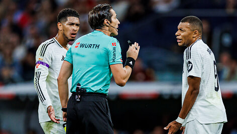Futbolo teisėjas Jose Luisas Munuera Montero Madrido &bdquo;Real&ldquo; žvaigždžių Jude'o Bellinghamo ir Kyliano Mbappe apsuptyje