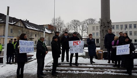 Prie Tel&scaron;ių Savivaldybės pastato surengtas mitingas 