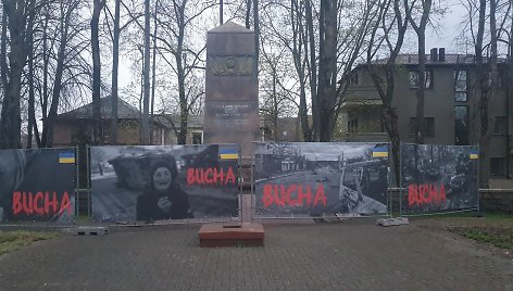 Sekmadienio ankstyvą rytą obeliską žuvusiems sovietų kariams juosusi tvora apkabinėta nuotraukomis iš Bučos. Buča yra ir Palangos miestas partneris.