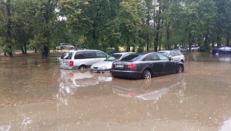 Penktadienio liūtis skandino Vilnių (P.Vilei&scaron;io g.)  2014 m. rugpjūčio 08 d. 