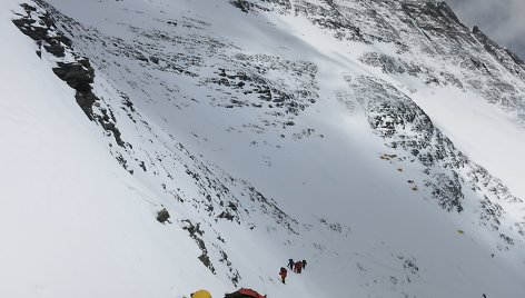 Atšaukus draudimą prasidėjusios ekspedicijos į Everestą pažymėtos mirtimi