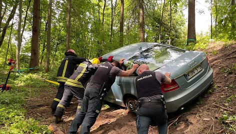 Pareigūnai savomis rankomis patraukė pavojingai paliktą automobilį „Audi A6“.