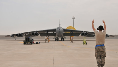 JAV bombonešis B-52 bazėje Katare