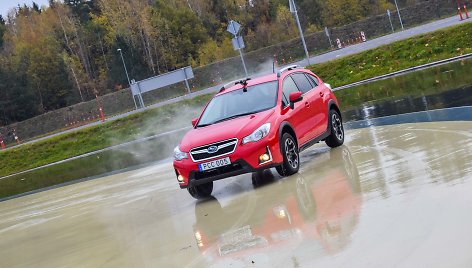 Elektroninės stabilumo sistemos bandymai su „Subaru XV“