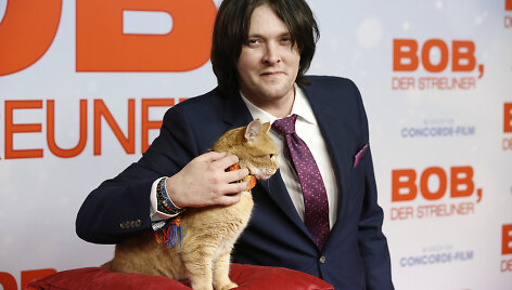 Jamesas Bowenas su katinu Bobu