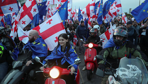 Sakartvele tūkstančiai žmonių surengė eitynes už Europą.