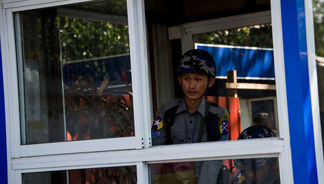 Į Aung San Suu Kyi biurą buvo įmesta padegamoji bomba