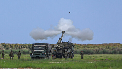 JAV ir Filipinų kariai didelėse pratybose raketomis ap&scaron;audė laivą