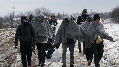 Migrantai keliauja per žiemos kaustomą Serbiją