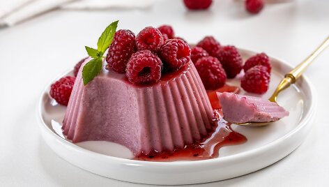Panna cotta su avietėmis