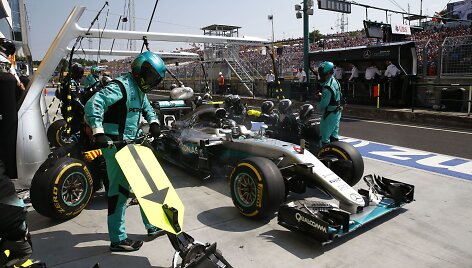&bdquo;Mercedes GP&ldquo; sustojimas boksuose