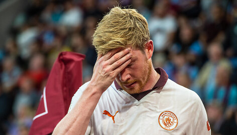 Kevinas De Bruyne paliko aik&scaron;tę dėl traumos pirmajame sezono mače.
