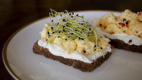 „Rugelio“ sumuštinis su kreminiu omletu ir žalumynais