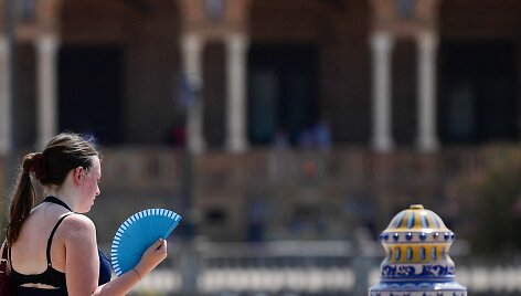 Moteris su vėduokle Sevilijoje / CRISTINA QUICLER / AFP