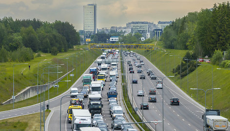 Dėl sunkiasvorio automobilio avarijos Vakariniame aplinkkelyje kilo eismo spūstys