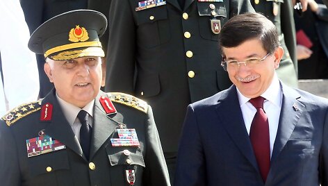 Generolas Necdetas Ozelas ir Turkijos premjeras Ahmetas Davutoglu