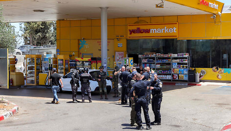 Degalinėje netoli Kochav Jairo / JACK GUEZ / AFP