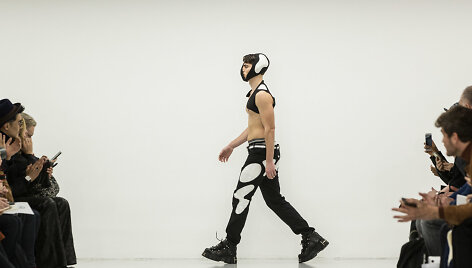 &bdquo;Nasir Mazhar&ldquo; 2016 m. rudens-žiemos kolekcijos modelis