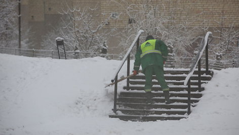 Eismą šalies keliuose sunkina plikledis ir šlapdriba