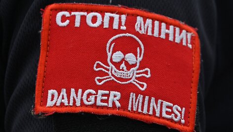 Apie minas perspėjantis antsiuvas / SERGEI SUPINSKY / AFP